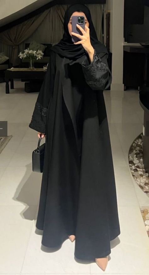 Black Abaya Aesthetic, Cute Abayas, Black Abaya Fashion, Emirati Abaya, Abaya Business, Elegant Bridal Dress, Abaya Designs Latest, Abaya Fashion Dubai, Abaya Black