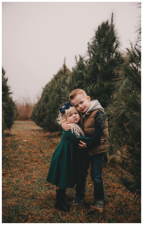 Simple Christmas Tree Farm Photos, Christmas Tree Session, Christmas Mini Sessions Tree Farm, Tree Farm Session, Christmas Tree Farm Family Photo Shoot, Christmas Photoshoot Kids Outdoor, Winter Tree Farm Family Pictures, Christmas Tree Farm Photoshoot Ideas, Family Christmas Pictures Tree Farm