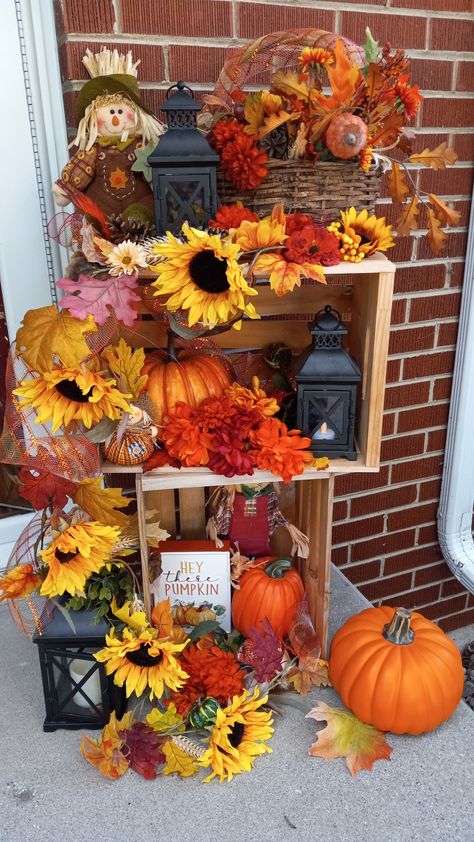 Autum Decorations House, Fall Crate Decor, Diy Fall Front Porch Decor, Autum Decorations, Fall Front Porch Decor Ideas, Decoration Vitrine, Fall Front Porch Decor, Front Porch Christmas Decor Ideas, Halloween Front Porch