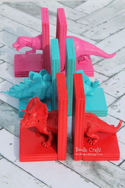 Supplies Dinosaur Bookends, Easy Gifts To Make, Upcycled Gifts, Homemade Toys, Diy Gifts For Kids, Deco Originale, Upcycled Crafts, Old Toys, Hot Glue