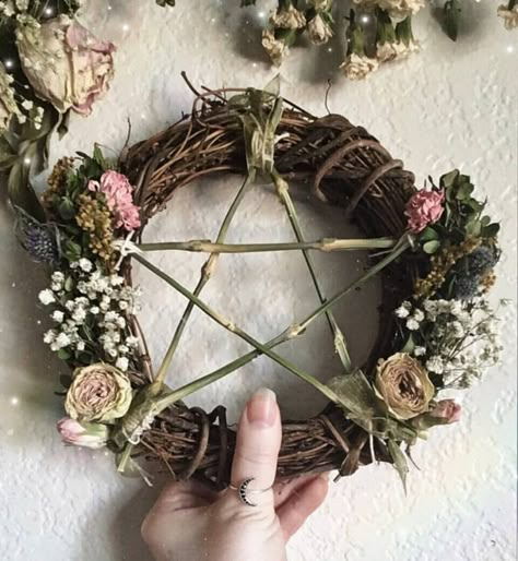 Pagan Wreath Diy, Wiccan Wreath, Dry Wreath, Pagan Wreath, Witchy Crafts Diy Projects, Witchy Crafts To Sell, Witchy Crafts Diy, Witchy Wreaths, Witch Garland