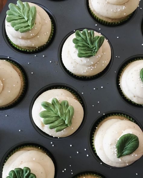 greenery cupcakes by annaleebakes Plant Themed Cupcakes, Gender Neutral Cupcake Ideas, Plant Cupcakes Ideas, Cupcakes With Greenery, Woodsy Cupcakes, Cupcakes Greenery, Greenery Cupcakes, Nature Cupcakes, Plant Cupcakes