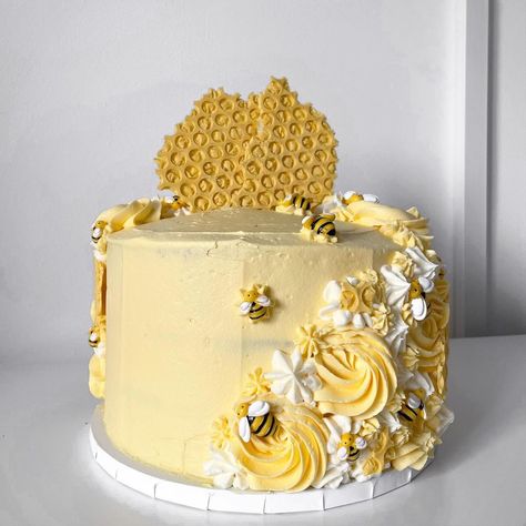 Garden Cake Design, Flower Cake Designs, Bumble Bee Birthday Cake, Yellow Flower Cake, Flower Cake Ideas, One Year Birthday Cake, Bee Birthday Cake, Bumble Bee Cake, Cake Themes