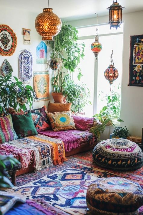 Jewel Tone Living Room Bohemian, Colorful Minimalist Living Room, Living Room Inspiration Bohemian, Boho Eclectic Interior, Boho Colorful Living Room, Small Apartment Living Room Layout, Colorful Boho Living Room, Boho Home Decor Living Room, Living Room Hippie