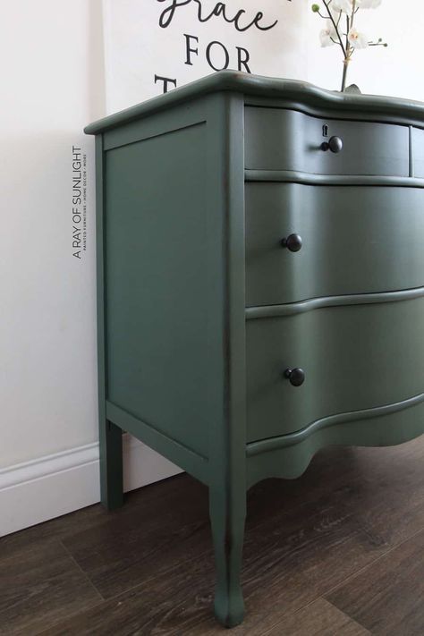 Check out this before and after dresser makeover with green chalk paint! Learn how to paint furniture with chalk paint and get more diy dresser makeover ideas here! Dark Green Dresser, Green Painted Dresser, Green Dresser Makeover, Serpentine Dresser, Green Chalk Paint, Green Bedroom Furniture, Green Painted Furniture, Green Dresser, Painted Bedroom Furniture