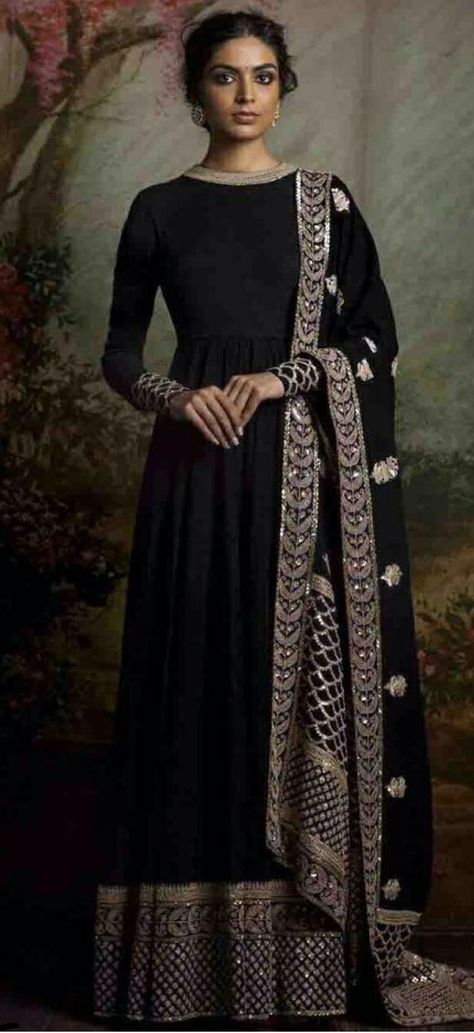 Mana Ke Hum Yaar Nahi, Salwar Aesthetic, Black Indian Gown, Black Indian Outfit, Suit Designs Anarkali, Anarkali Suit Designs, Black Anarkali Dress, Brides Indian, Black Anarkali