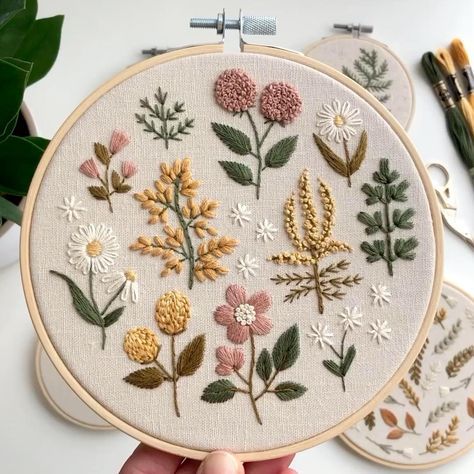 embroidery patterns Patterns kits embroidery hoops Etsy Embroidery Floral Embroidery Patterns Em Embroidery Hoop Art Tutorial, Haft Vintage, Botanical Embroidery, Embroidery Stitches Beginner, Embroidery Hoop Wall Art, Pola Bordir, Floral Embroidery Patterns, Embroidery Stitches Tutorial, Embroidery Patterns Vintage