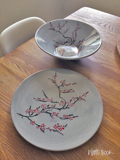 Painted Plates Aesthetic, Cherry Blossom Pottery Painting, Pottery Painting Japanese, Japanese Pottery Painting, Japanese Bowls Ceramic, Ceramic Painting Flowers, Clay Cafe Painting Ideas, Easy Ceramic Painting Ideas, Pottery Painting Ideas Easy