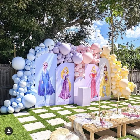 Little Disney Princess Birthday Party, Princess Theme Birthday Decorations, Princess Party Balloon Decor, Disney Princess Theme Party Decorations, Disney Princess Balloon Decorations, Disney Princess Birthday Backdrop, Disney Princess Balloons, Princess Party Balloons, Disney Princess Balloon Garland