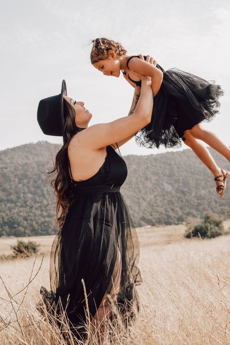 Mother Daughter Photoshoot from Aurora Photography Studios - Wheat Field & Black Dresses Mother Daughter Portraits, Aurora Photography, Witch Photoshoot, Spooky Photoshoot, Brazilian Wedding, Spooky Photos, Daughter Photoshoot, Mother Daughter Photoshoot, Crunches Workout