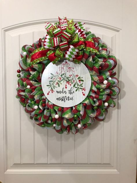 2023 Christmas Wreaths, Bubble Wreath Tutorial, Wreaths Tutorial, Meery Christmas, Burlap Bubble Wreath, Bubble Wreath, Mistletoe Wreath, Wreath Making Tutorials, Bubble Christmas