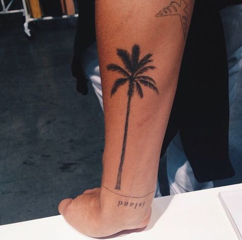 Hanna Tattoo, Tattoos Masculinas, Beachy Tattoos, Palm Tattoos, Muster Tattoos, Palm Tree Tattoo, 문신 디자인, Tree Tattoo, Forearm Tattoos