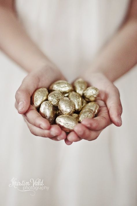 Easter Flatlay, Golden Egg Easter, Giving Hands, Easter Eggs Chocolate, Easter Blessings, Easter Inspiration, Hands Holding, Chocolate Eggs, Coloring Easter Eggs