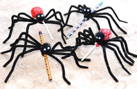 Marshmallow Spiders, Halloween Crafts For Kids Easy, Halloween Lollipops, Spider Treats, Easy Halloween Treats, Craft Pipe Cleaner, Seuss Crafts, Crafts For Kids Easy, Puppets For Kids