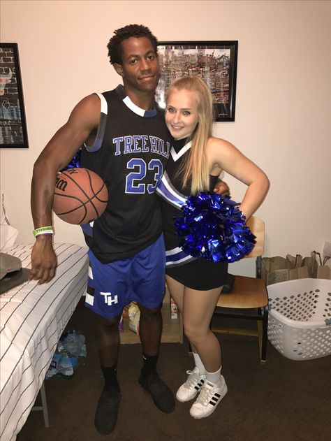 #OneTreeHill #college #costume #halloween #drunk #cheer #basketball #cheerleader #diy #DIY #girl #guy #haleyscott #nathanscott #lucasscott Girlfriend Costumes, Cheer Basketball, Basketball Costume, Astoria Greengrass, Holloween Costumes, Nerd Costume, Senior Szn, Halloween Coustumes, Holloween Costume