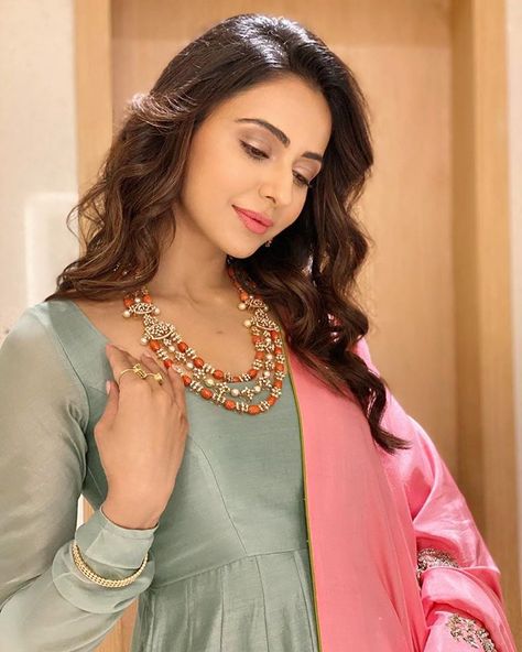 Coral Jewelry Indian Gold, Coral Jewelry Set, Rakul Preet Singh, Rakul Preet, Gold Jewelry Simple Necklace, Beaded Necklace Designs, Bridal Diamond Jewellery, Antique Jewelry Indian, Indian Jewellery Design