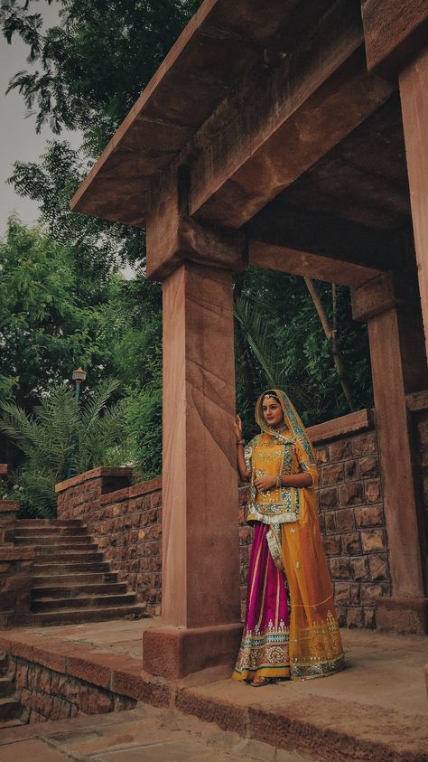 Rajasthani Dress Woman, Rajputi Poshak Photo Poses, Marvadi Poshak Poses, Rajasthani Women Photography, Photography Poses In Rajputi Poshak, Rajsthani Poshak Look, Traditional Rajasthani Look, Rajasthan Traditional Dress, Rajasthani Poshak Designs