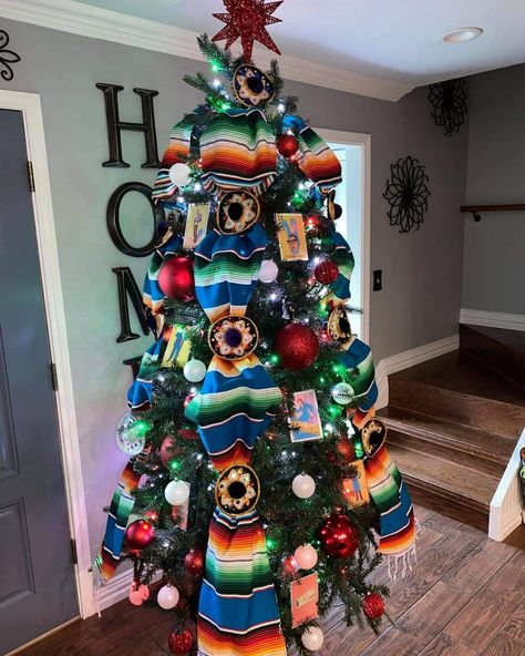 Mexico Christmas Tree, Holiday Party Themes Christmas, Mexican Christmas Decorations, Mexican Restaurant Decor, Mexico Christmas, Christmas Tree Inspo, Holiday Party Themes, Holiday Trees, Mexican Christmas