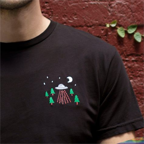 Embroidered Tshirt Mens, Hand Embroidery Tshirt Ideas, Embroidery Tee Shirts, T Shirt Embroidery Diy, T Shirt Embroidery Ideas, Embroidery Designs For Men, Hand Embroidery Shirt, Alien Embroidery, Hand Embroidered Shirt