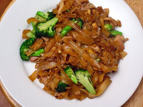 Simplish recipe for Pad See-Ew. Noodes, broccoli, oyster and soy sauce, vinegar, sugar, garlic, eggs. Pad See Ew, Thai Dishes, Vietnamese Food, Serious Eats, Oyster Sauce, Garlic Chicken, Thai Food, Asian Dishes, Rice Vinegar