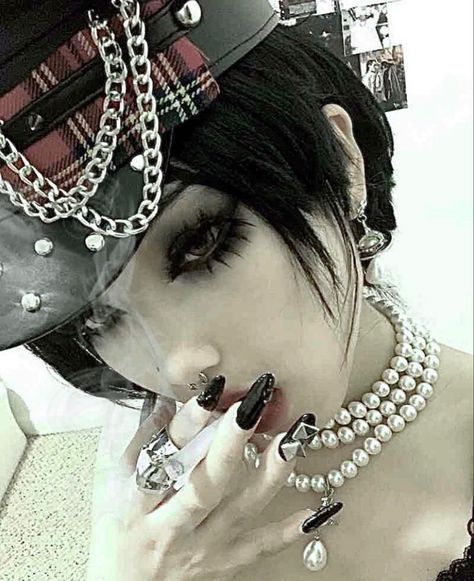 Visual Kei Women, Nana Osaki Aesthetic Outfits, Visual Kei Makeup Eye, Visual Kei Makeup Ideas, Nana Osaki Makeup, Vkei Make Up, Visual Kei Outfit Ideas, Nana Osaki Aesthetic, Gothic Gyaru