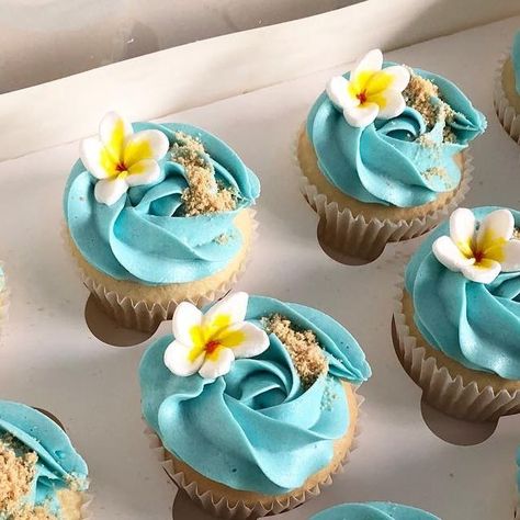 Blossom Bar Cakery - Adelaide on Instagram: "Matching Moana cupcakes 🌺🌴🌊 #moana #moanacupcakes" Moana Birthday Party Cupcakes, Elegant Moana Birthday Party, Moana Birthday Party Snacks, Moana Themed Desserts, Hawaiian Party Cupcakes, Moana Dessert Ideas, Moana Theme Cupcakes, Moana Cupcakes Ideas, Moana Inspired Food