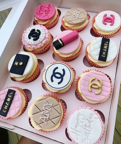 Chanel Cupcakes, Chanel Birthday Cake, Kim Scott, Super Torte, Chanel Birthday Party, Pink Cakes, Chanel Cake, Chanel Birthday, Birthday Cake Decorating Ideas