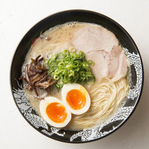 Authentic award wining Tonkotsu Ramen from Hakata Japan Tonkatsu Ramen, Japan Street Food, Tonkotsu Ramen, Spicy Ramen, Ramen Recipes, Lake Forest, Fukuoka, Daily Meals, Pretty Food