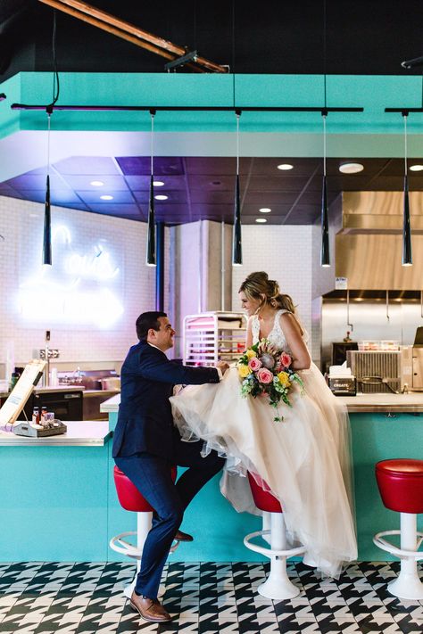 Retro Diner Wedding, Burger Wedding, Diner Wedding, Retro Wedding Ideas, Dinner Photoshoot, Diner Photoshoot, Retro Dinner, Wedding Aesthetics, Pastel Bouquet