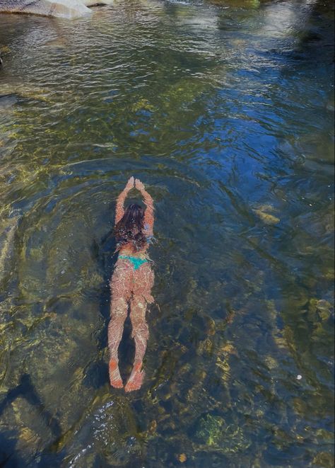 River Pics With Friends, Swimming In Nature, River Pics Ideas, River Swimming Aesthetic, River Poses Photo Ideas, River Pictures Ideas, Peace Photoshoot, Swimming Photoshoot, River Pics