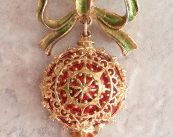 Christmas Ornament Brooch Pin Red Green Gold Tone Signed Art Arthur Pepper Vintage Team Red, Christmas Pins, Green Jewelry, Christmas Jewelry, Green Gold, Sign Art, Green And Gold, Red Green, Vintage Christmas