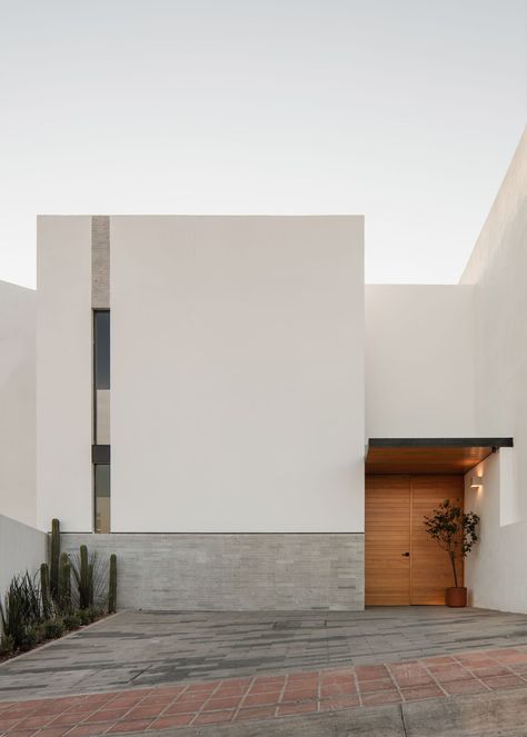 Gallery of Enigma House / MEM Arquitectos - 6 Simple House Facade, White Building Exterior, Facade House Design, Facade Design House, Concrete Minimalist House, Facades Design, House Facade Design, Villa Facade, Architecture Minimalist