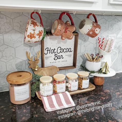 Hot Cocoa Corner, Hot Cocoa Bar Home Decor, Hot Cocoa Bar On Kitchen Counter, Hot Chocolate Station Kitchen, Coffe Bar Christmas Decoration, Chocolate Station Bar Ideas, Home Hot Chocolate Bar, Hot Chocolate Bar Home Decor, Autumn Hot Chocolate Station