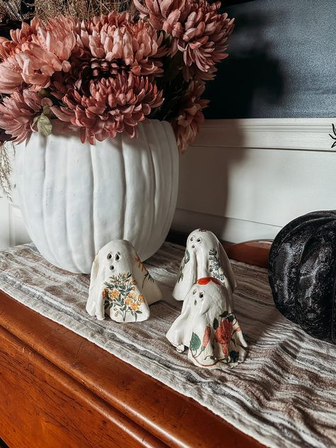 DIY Floral Clay Ghosts – Easy & Affordable Halloween Craft Clay Floral Ghosts, Floral Clay Ghost, Ceramic Ghost Diy, Air Dry Clay Ghosts Tutorial, Air Clay Halloween Ideas, Air Dry Ghost, Clay Ghosts Diy Tutorial, Air Dry Clay Mini Ghosts, Clay Ghost Tealights