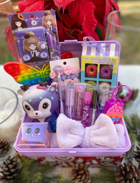 Makeup Gifts Basket, Lipgloss Bundle, Makeup Gifts, Sewing Christmas Gifts, Candy Gift Baskets, Gifts Makeup, Cool Fidget Toys, Friend Crafts, Gift Box Birthday