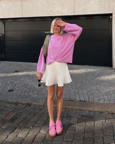 Styling skirts 💓 Adidas Gazelle Women Outfit, Adidas Gazelle Bold Pink, Pink Samba, Street Style Instagram, Adidas Sneakers Outfit, Gazelle Outfit, Adidas Gazelle Outfit, Pink Gazelles, Adidas Gazelle Women