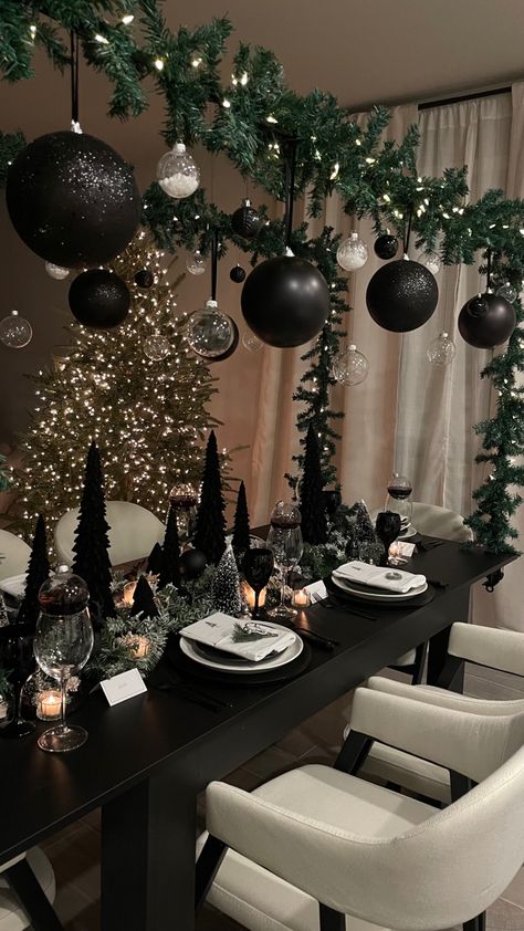 Green Christmas Tree With Black And White Decor, Black And Green Christmas Table Decor, Black And Champagne Christmas Decor, Black And White Xmas Table Settings, Men Christmas Decor Ideas, Black And Emerald Christmas Decor, Grey Christmas Table Decor, Black White And Gold Christmas Table Decor, Black Christmas Centerpiece