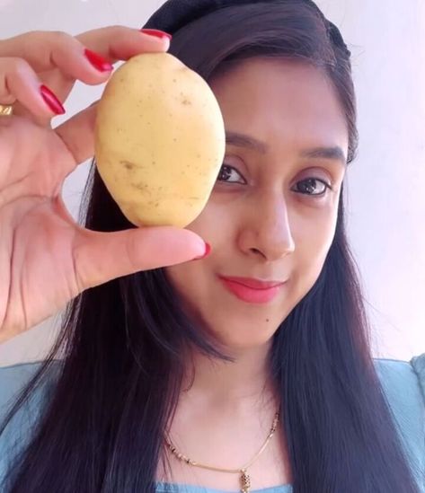 This is a guide on a DIY potato facial. Learn an awesome skincare hack using a potato in this quick and easy tutorial. Potato For Acne, Potato Face Mask, Facial Diy, Potato Face, Fade Skin, Potato Juice, Raw Potato, Diy Facial, Foot Mask