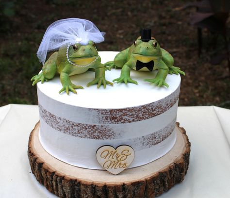 Frog Wedding Cake Toppers, Wedding Toppers Unique, Wedding Cake Funny, Frog Wedding Cake, Mammoth Wedding, Cute Wedding Cake Toppers, Unique Wedding Toppers, Frog Cake Topper, Novelty Wedding Cakes