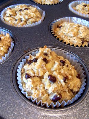 I could eat them everyday for breakfast! [Oatmeal Cupcakes: 3 mashed bananas (the riper the better!), 1 cup vanilla almond milk, 2 eggs, 1 tbsp baking powder, 3 cups oats, 1 tsp vanilla extract, 3 tbsp mini chocolate chips (or blueberries)] Oatmeal Cupcakes, Oatmeal Bake, Menu Sarapan Sehat, Breakfast Oatmeal, Oatmeal Cups, Salad Pasta, Vanilla Almond Milk, Banana Oatmeal, God Mat