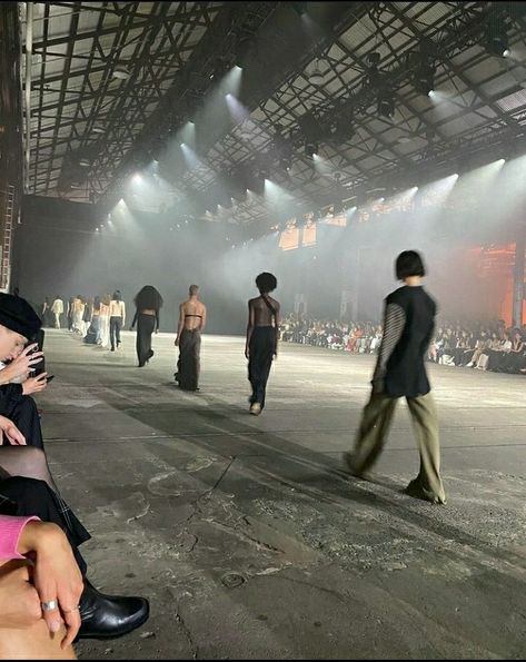 Cat Walk Model Aesthetic, Runway Aesthetic Men, Runway Show Aesthetic, Runway Walk Aesthetic, Male Runway Model Aesthetic, Runway Model Aesthetic Men, Y2k Runway Fashion, Models Runway Walk, Run Way Model