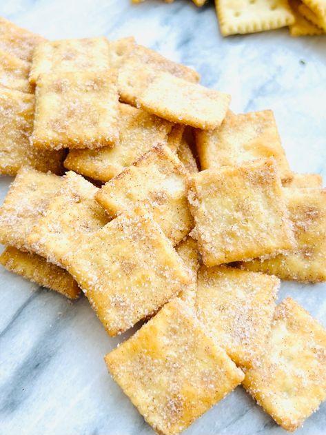 Sweet and Savory Summertime Saltine Cracker Snacks! – Great Taste Buds Saltine Cracker Snacks, Cracker Brittle Saltine, Baked Saltine Cracker Recipes, Saltine Crackers Seasoned, Mini Saltine Cracker Recipes, Sweet Saltine Cracker Recipe, Recipes With Saltine Crackers, Mini Saltine Cracker Recipes Seasoned, Saltine Cracker Dessert