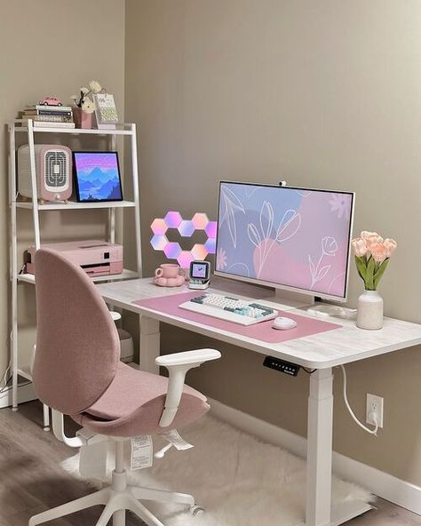 23 Creative And Cozy Desk Decor Ideas To Get Inspired By Aesthetic Study Area, Cozy Office Decor, Girly Home Office, Cozy Desk Setup, Minimal Desk Setup, Desk Decor Ideas, Gaming Desk Setup, Cozy Desk, Study Room Design