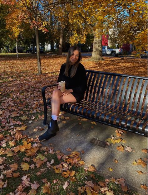 Bench Picture Poses, Bench Poses, Fall Picnic, Park Pictures, Autumn Park, Fall Photoshoot, Fall Photos, Strike A Pose, Autumn Trees