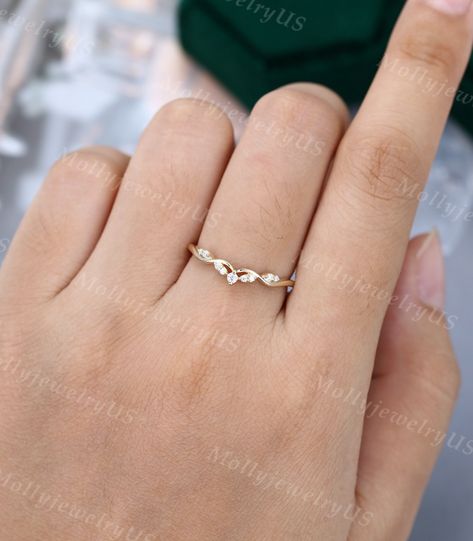 Simple Elegant Wedding Rings, Dainty Promise Rings, Most Expensive Engagement Ring, Wedding Band Yellow Gold, Expensive Engagement Rings, Engagement Ring Minimalist, Cute Promise Rings, Minimalist Wedding Rings, Promise Rings Simple