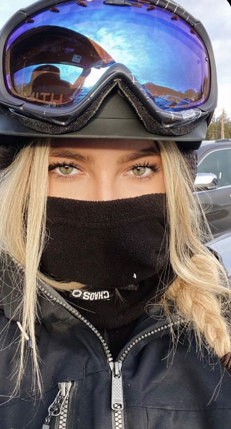 Cool Ski Pictures, Ski Girl Hairstyles, Cute Snowboarding Hairstyles, Skiing Hairstyles Helmet Short Hair, Ski Hairstyles Helmet, Skiing Selfie, Snowboarding Style Outfits, Skiing Hairstyles Helmet, Snowboarding Hair