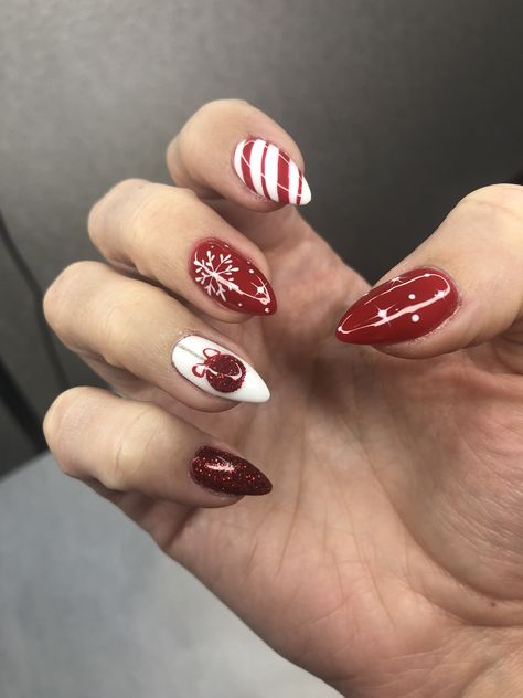 Clear Christmas Nails Art Designs, Red Sparkly Christmas Nails, Easy Christmas Nail Designs, Christmas Nail Designs Easy, Nail Art Noel, Gold Chrome Nails, New Years Eve Nails, Festive Nail Art, Christmas Nails Easy