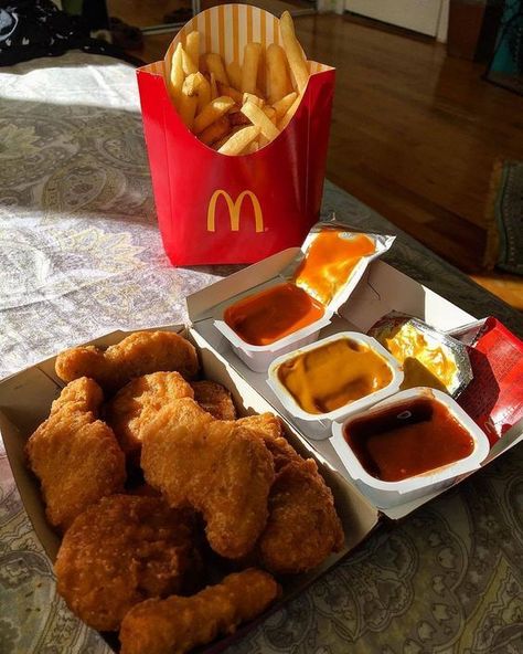 Chicken Nuggies, Junk Food Snacks, Yummy Comfort Food, Food Drinks Dessert, Food Goals, Food Obsession, Pretty Food, Food Cravings, I Love Food