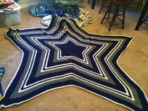 Free pattern Crocheted Dallas Cowboy's Star Blanket would be so cool just full in the edges to make it aware to fit the bed Dallas Cowboys Blanket, Crochet Star Blanket, Cowboy Crochet, Cowboys Star, Dallas Cowboys Star, Cowboy Crafts, Cow Boys, Star Crochet, Dallas Cowboy