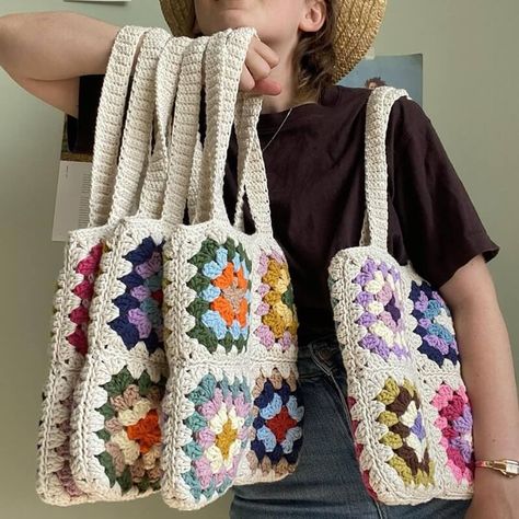 Crochet Useful Items Free Pattern, Granny Square Bag Pattern, Crocheted Purses, Sac Granny Square, Granny Square Haken, Tote Crochet, Poncho Crochet, Mode Crochet, Granny Square Bag